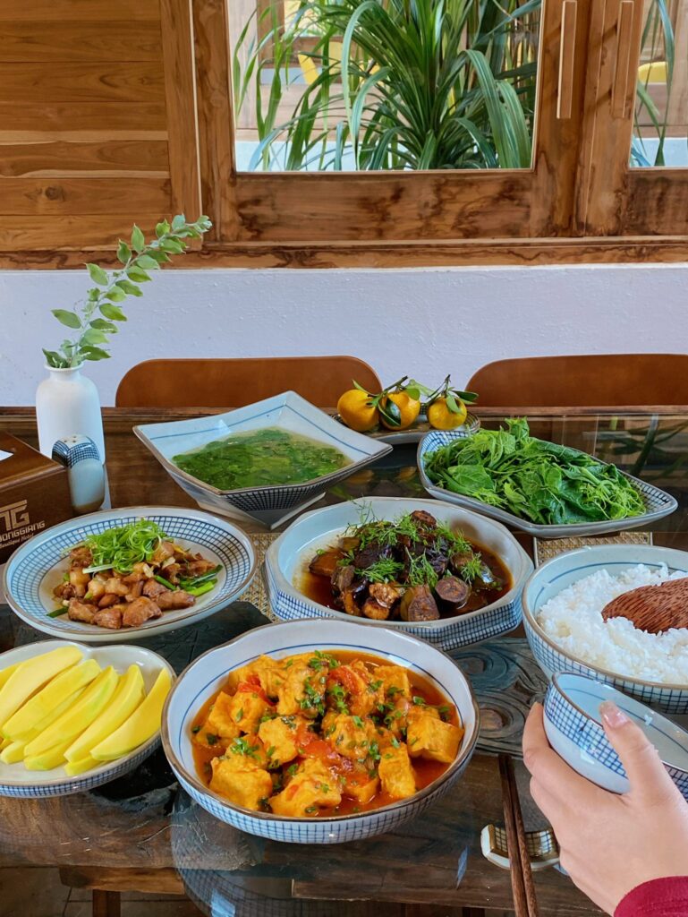 MÂM CƠM NHÀ